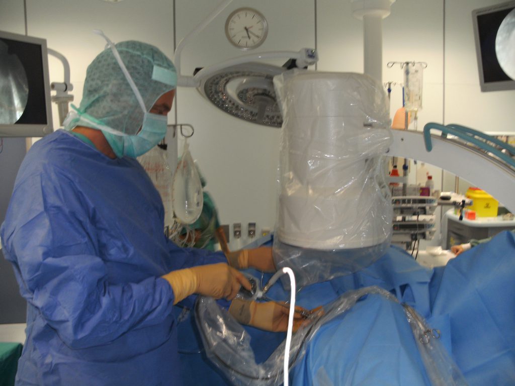 Orthopaedic Surgeon Dr. Alf Neuhaus performing arthroscopy